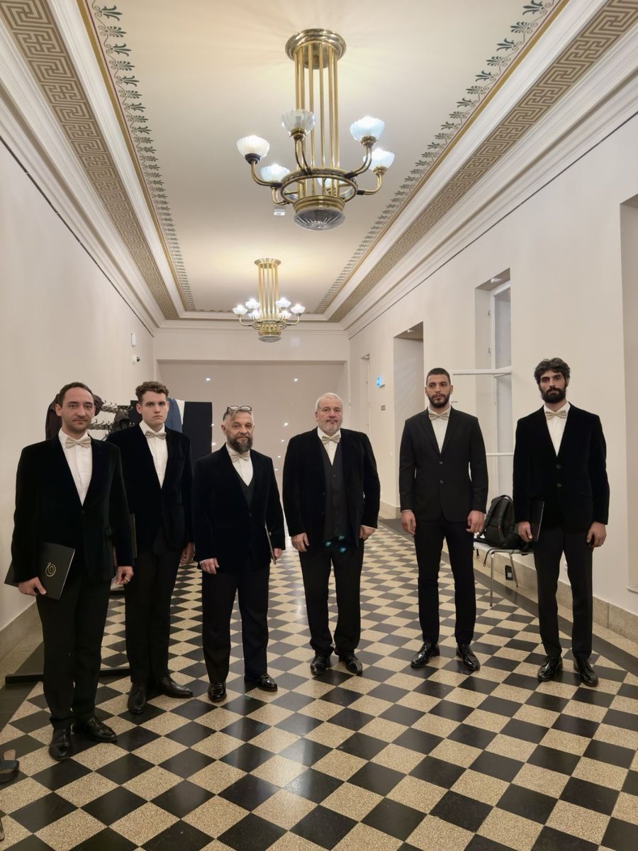 Мушки гласови хора Мелоди у ходнику у Будимпешти